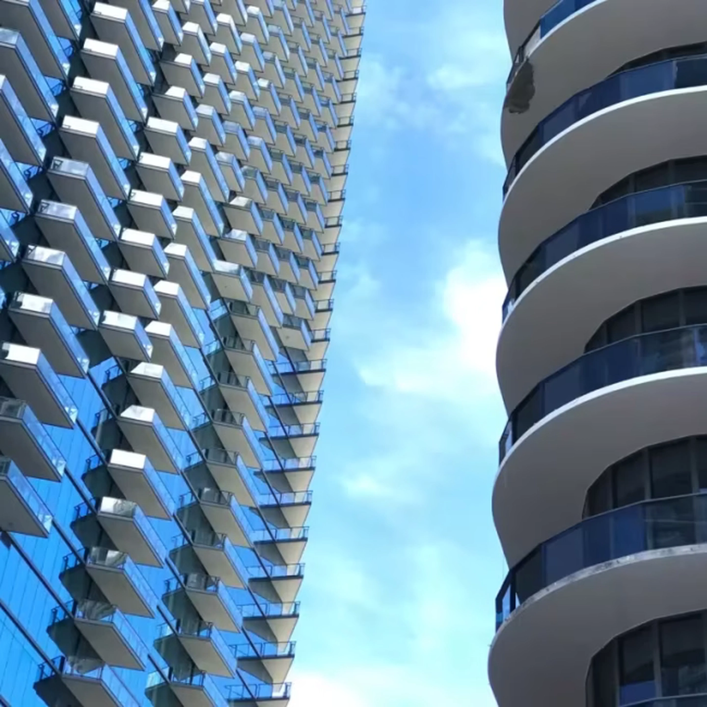 Emprendedor desde casa construyendo su presencia digital con 911MyWeb